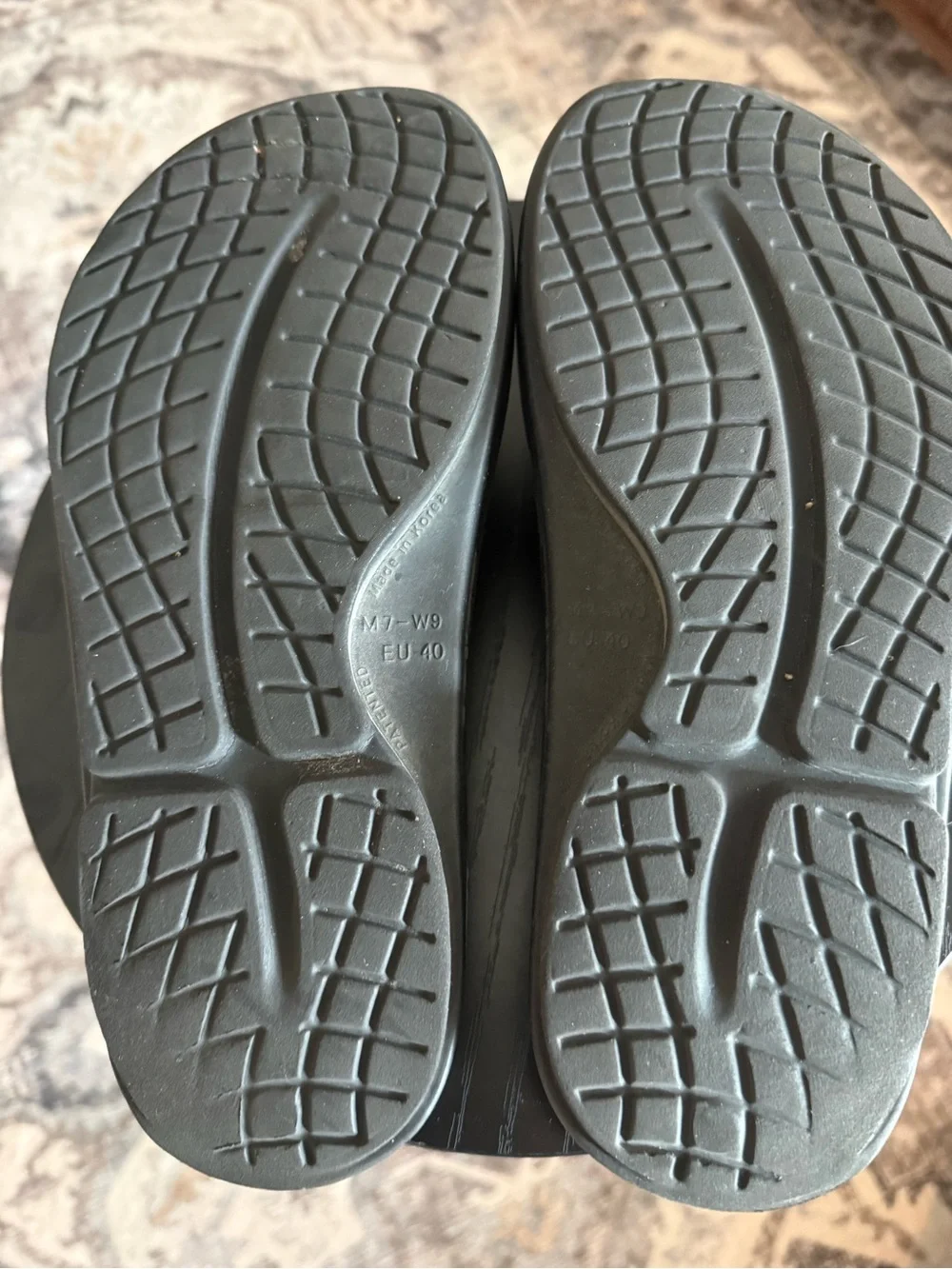 ADULTS' OOFOS ORIGINAL THONG SANDALS W9 M7